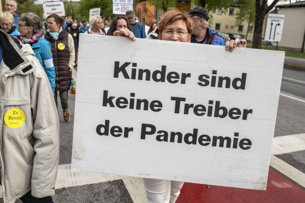 Montagsspaziergänge – Aufarbeitung möglicher Polizeigewalt gefordert