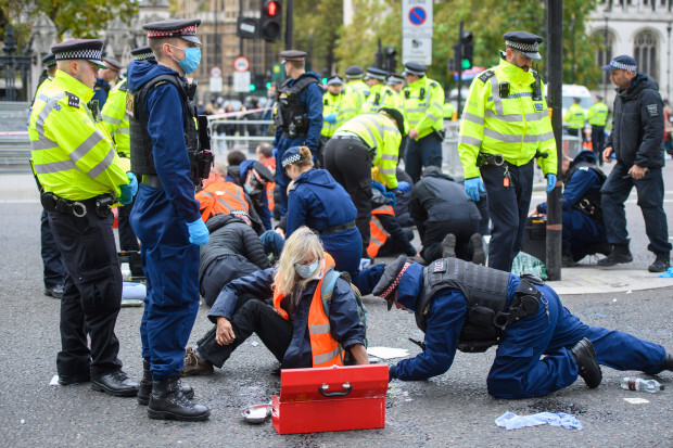 Großbritannien verbietet das sich selbst Anketten oder -kleben von Aktivisten