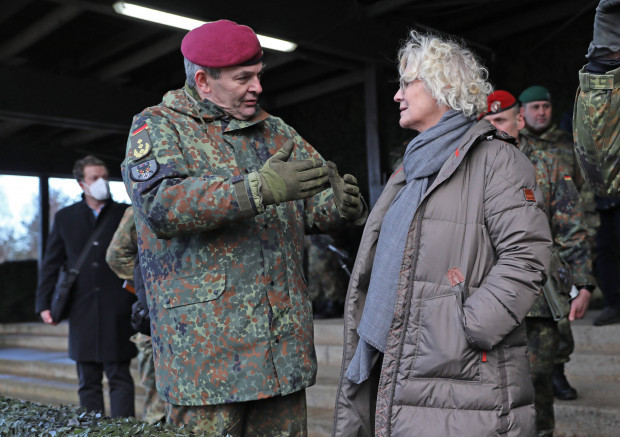 Heeres-Inspekteur: Soldaten rufen sich Befehle zu, weil Funkgeräte nicht abhörsicher sind