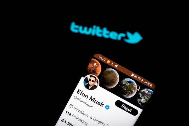 Elon Musk legt Twitter-Deal auf Eis