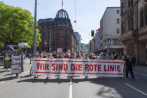 „Montagsspaziergänge“: Demonstranten fordern mehr politische Autonomie von Berlin ein