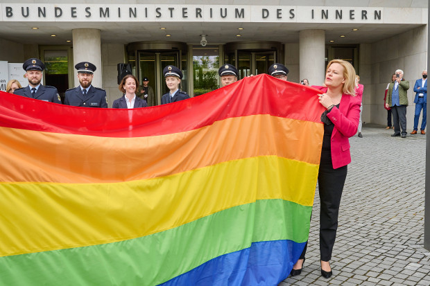 Der Regenbogen am Ende der Fahnenstange