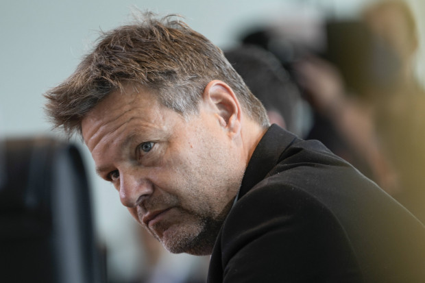 In der Atomkraft-Debatte lässt Habeck eine Hintertür offen