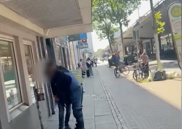 Bremen: Handwerker wird ausgeraubt, keiner hilft