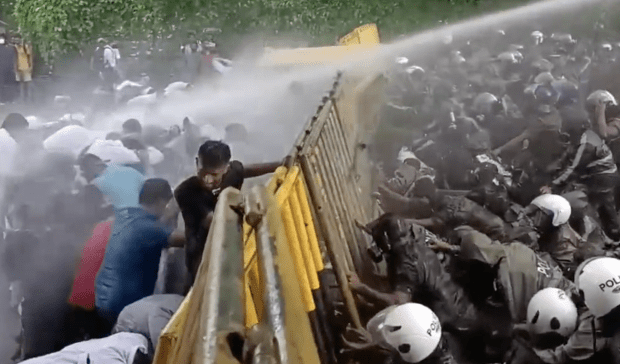 Protest und Impfzweifel finden ihren Weg in die Welt – immer öfter kommen Unruhen wegen Mangel hinzu