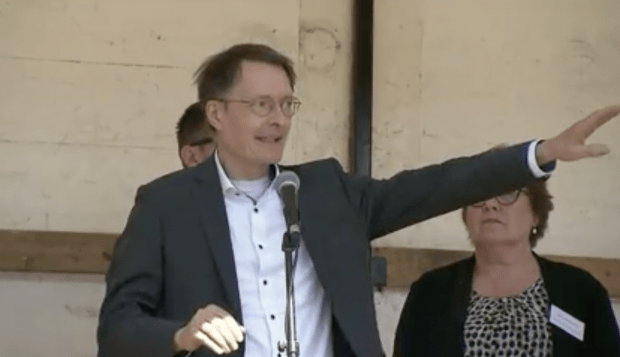 Lauterbach spricht ungeimpften Pflegern das Demonstrationsrecht ab