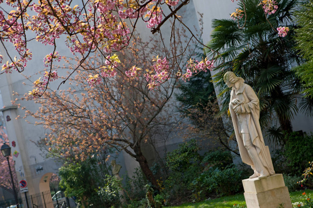 Die nächste Niederlage: Paris will Voltaire vor seinen Gegnern wegsperren