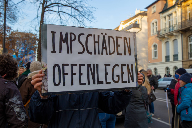 Weltweit Skepsis, Kämpfe und Zweifel: Das Wochenende, an dem #Impfschäden trendeten