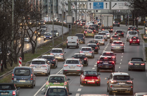 Notbremse für die deutsche Autoindustrie: Aus für das Verbrenner-Aus?!