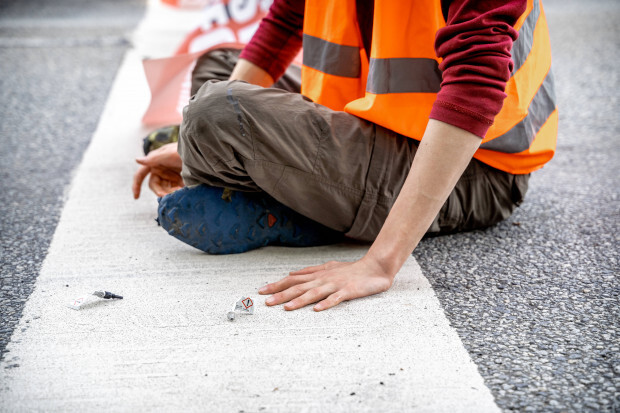 „Letzte Generation“ behindert Krankentransport – Kritik kommt auch von Grünen