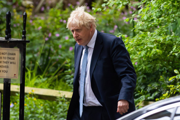 Boris Johnson bleibt im Amt – wenn auch geschwächt