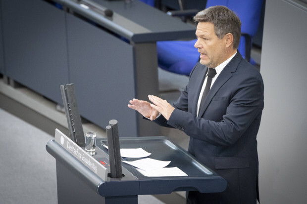 Die Grünen entdecken ihr neues Thema: Kriegseuphorie