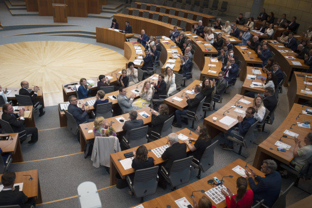 NRW: Landtag erhöht am ersten Sitzungstag die Diäten