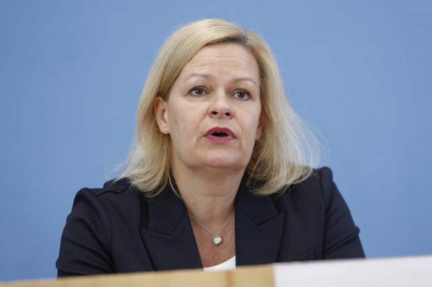 Faeser feiert ihre „Verfassungsschüler“ – wobei einige faschistischen Wolfsgruß zeigen