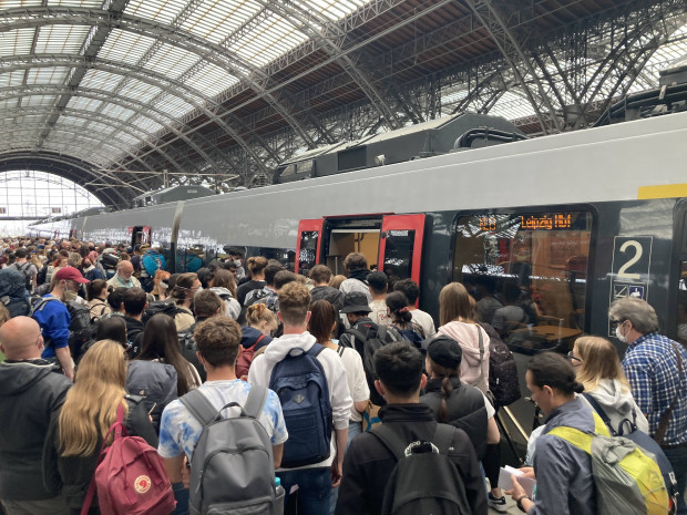 Kalkül bei Neun-Euro-Ticket: Verzicht auf Auslandsreisen hält hohen Milliardenbetrag im Land