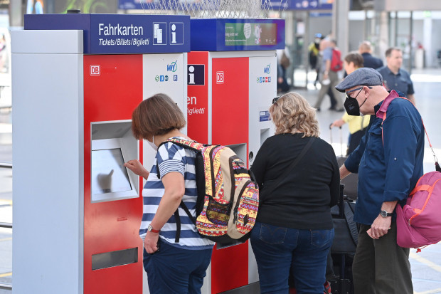 Bahn muss Anredeformen erweitern und Entschädigung an nichtbinären Kunden zahlen