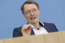 Lauterbach revidiert seine Position zu Impfschäden: „Es gibt sehr schwere Nebenwirkungen“