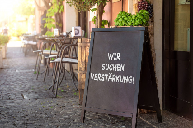 Offene Stellen in der Gastronomie – Politik will das Problem mit Zuwanderung lösen