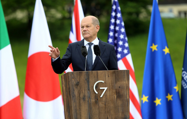 Die höfliche Journalistin und der höhnische Kanzler