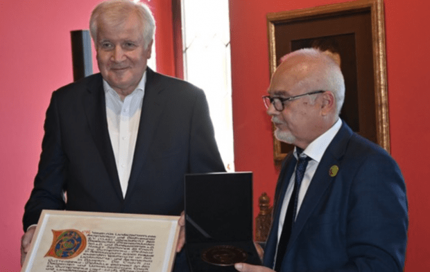 Horst Seehofer bekommt neuen Umweltpreis – für Windkraft-Abstandsregelung