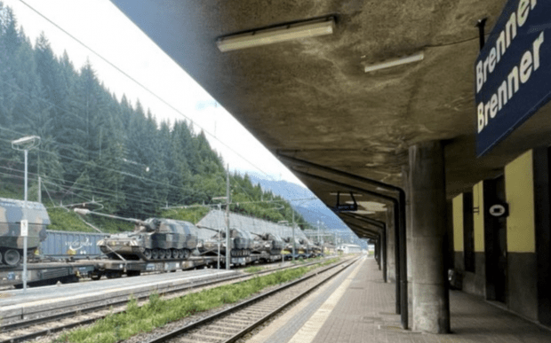 Deutsche Panzer aus Italien rollen über den Brenner in den Krieg