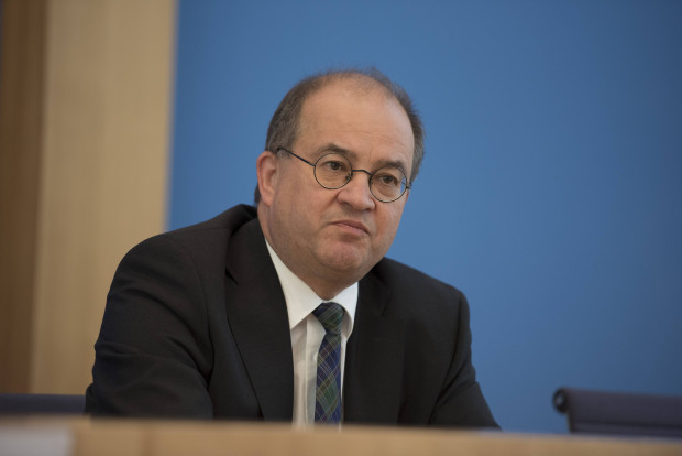 Vaatz: Merkel hat uns erpressbar gemacht und Ukraine zum Abschuss freigegeben