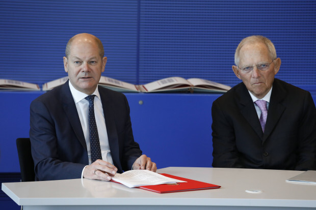 Zwei Finanzminister spekulieren – Steuerzahler blechen für Amateure Scholz und Schäuble