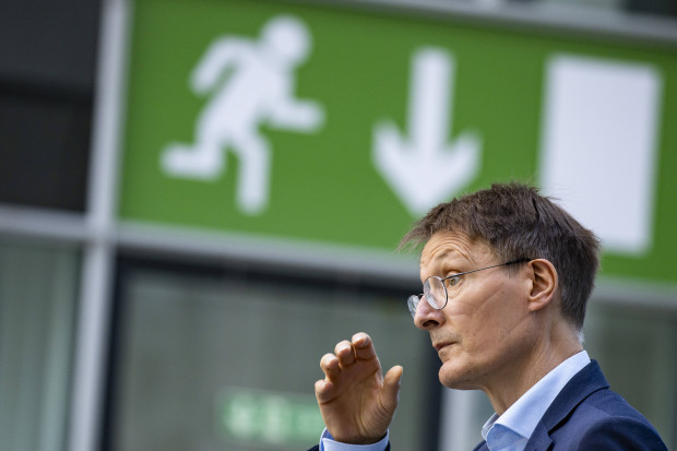 Lauterbach laufen die Kosten davon – Defizit der Krankenkassen noch höher