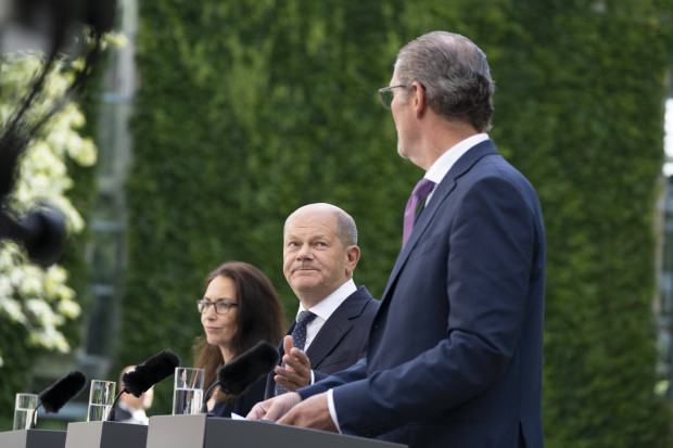 Olaf Scholz hilflos in den Trümmern seiner Politik