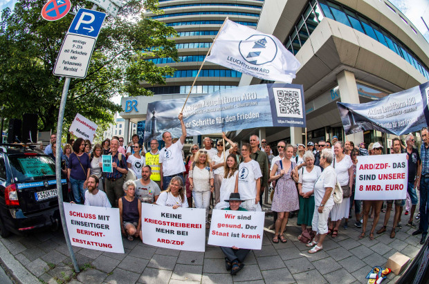 Mit Mahnwachen für einen vielseitigen Journalismus streiten