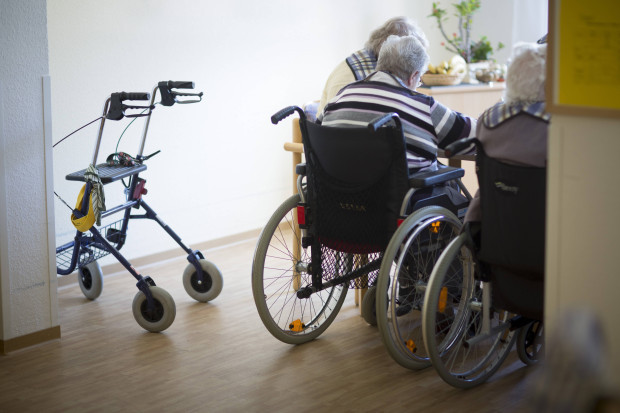 „Frisch geimpft“: Das Lauterbach-Dogma und die Pflegeheime