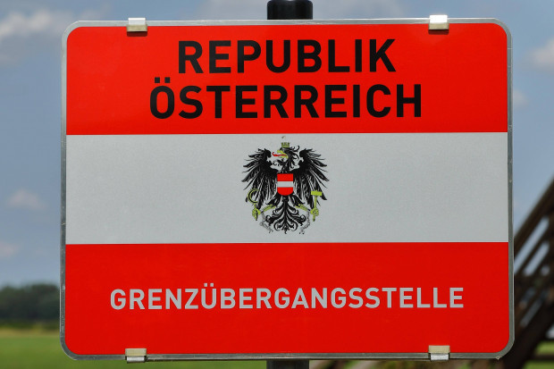 Österreich schenkt Migranten Fahrkarte nach Deutschland, Ungarn sucht „Grenzkämpfer“