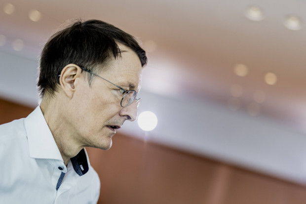 Lauterbach flickt mit Schulden notdürftig die Pflegeversicherung