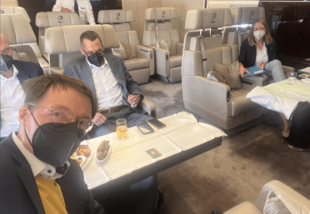 Netz verspottet Karl Lauterbach für Maskenfoto im Flugzeug