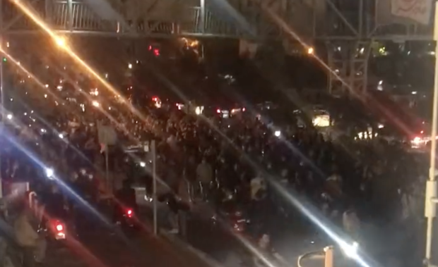 Anti-Kopftuchproteste dauern an – Armee droht mit Kampf gegen „Feinde“ des Regimes