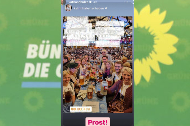 Die Masken-Anhängerinnen der Grünen feiern maskenfrei auf dem Oktoberfest