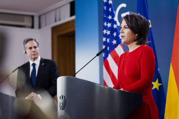 USA drängen die EU, mehr Geld nach Kiew zu überweisen – auch für US-Waffen