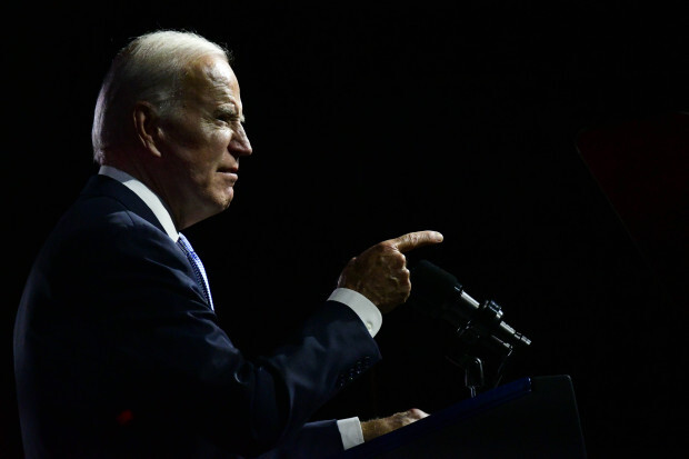 Bidens Auftritt, flankiert von Marines, löst breite Kritik aus