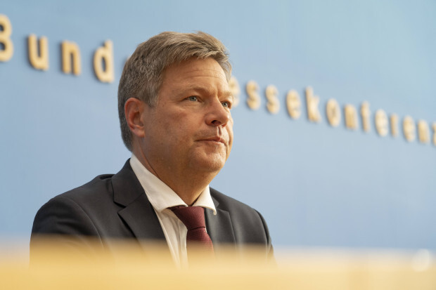 Habeck: Zwei von drei Kernkraftwerken sollen länger „in Reserve“ bleiben