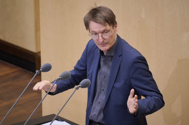 Endlich wieder Aufmerksamkeit für Lauterbach: Ein Gesetz und zwei Anzeigen