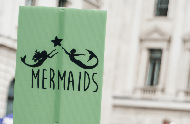 Britische Transgender-Gruppe in der Kritik: Hormontherapien als „reversibel“ angepriesen