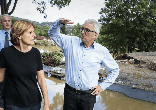 Malu Dreyer zählt ihren Innenminister in Sachen Ahrtal-Flut an