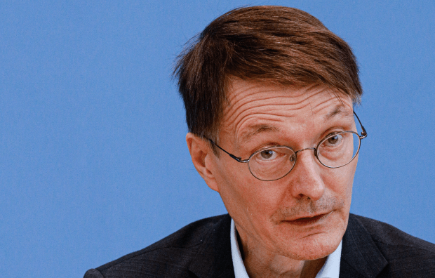 Briefe zur Impfung: Lauterbach nötigt Kassen, 50 Millionen Euro rauszuhauen