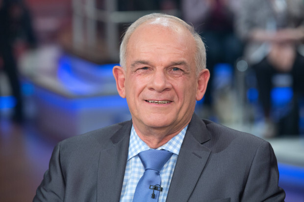 Ehrendoktorwürde für Peter Hahne – „Holt Gott zurück in die Politik“