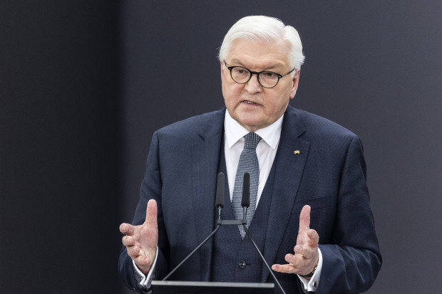 Dank Merz und Merkel: Mit Steinmeier ist der falsche Mann im Amt