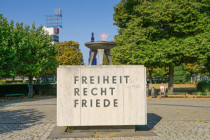 In Berlin erlischt die Ewige Flamme, in der Ewigen Stadt züngelt ein letzter Hoffnungsschimmer