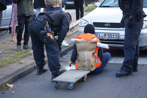 Mit milden Urteilen ermuntern Richter und Politiker Klima-Extremisten zu neuen Straftaten