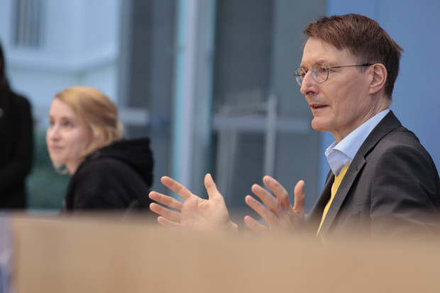 Karl Lauterbach unterwegs mit nächster Impfkampagne