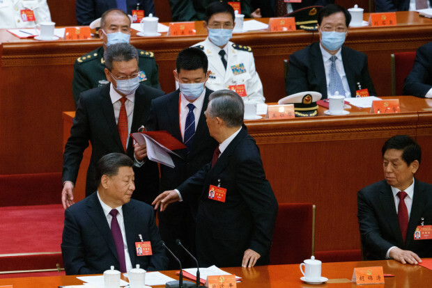 Eklat um Xis Vorgänger: Ex-Staatschef Hu wird vom Podium geführt