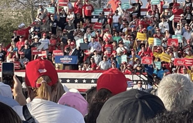 Wie im Rock-Konzert: vor allem Hispanics/Latinos bejubeln Donald Trump